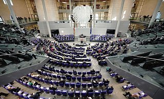 Abgeordnete im Bundestag. Der Bund gibt für die Altersentschädigung an ausgeschiedene Mitglieder des Bundestags mehr als 50 Millionen Euro im Jahr aus. - Foto: Michael Kappeler/dpa Abgeordnete im Bundestag. Der Bund gibt für die Altersentschädigung an ausgeschiedene Mitglieder des Bundestags mehr als 50 Millionen Euro im Jahr aus. - Foto: Michael Kappeler/dpa