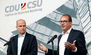 Ralph Brinkhaus und Alexander Dobrindt wollen die Unionfraktion wieder in ein gutes Licht rücken. - Foto: Wolfgang Kumm/dpa Ralph Brinkhaus und Alexander Dobrindt wollen die Unionfraktion wieder in ein gutes Licht rücken. - Foto: Wolfgang Kumm/dpa