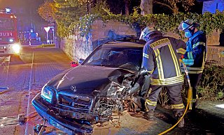 Nachdem der mit zwei Personen besetzte Mercedes bereits mehrere Grundstücksmauern touchiert hatte, schleuderte der Wagen gegen eine massive Einfriedungsmauer und blieb dort zerstört liegen. - Ralph Meyer Nachdem der mit zwei Personen besetzte Mercedes bereits mehrere Grundstücksmauern touchiert hatte, schleuderte der Wagen gegen eine massive Einfriedungsmauer und blieb dort zerstört liegen. - Ralph Meyer
