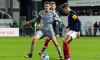 Maximilian Thalhammer (l.), hier gegen den Kieler Benedikt Pichler, schoss am Freitagabend in seinem 39. Pflichtspiel für Paderborn endlich sein erstes Tor. - picture alliance / Eibner-Pressefoto Maximilian Thalhammer (l.), hier gegen den Kieler Benedikt Pichler, schoss am Freitagabend in seinem 39. Pflichtspiel für Paderborn endlich sein erstes Tor. - picture alliance / Eibner-Pressefoto