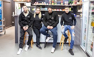 Ferdi Shala (v. l.), Christina Ilan, Ferdon Shala und Miridon Berisha setzen ihre für Versmold neue Bistro-Idee um. - Andre Schneider Ferdi Shala (v. l.), Christina Ilan, Ferdon Shala und Miridon Berisha setzen ihre für Versmold neue Bistro-Idee um. - Andre Schneider