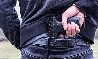 Der Mann hatte mehrere Waffen dabei. Nach der Rangelei zückte er eine Schusswaffe und drückte wohl auch ab. - Symbolfoto: pixabay / Creative Commons Der Mann hatte mehrere Waffen dabei. Nach der Rangelei zückte er eine Schusswaffe und drückte wohl auch ab. - Symbolfoto: pixabay / Creative Commons