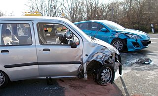 Die beiden Autos stießen auf der L 770 in Höhe Schmalge frontal zusammen. - Polizei Minden-Lübbecke Die beiden Autos stießen auf der L 770 in Höhe Schmalge frontal zusammen. - Polizei Minden-Lübbecke