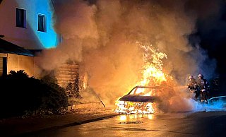 In Steinhagen brannte Freitagmorgen an der Waldbadstraße ein Fahrzeug. Die Feuerwehr war schnell vor Ort und konnte ein Ausbreiten der Flammen verhindern. - Feuerwehr Steinhagen In Steinhagen brannte Freitagmorgen an der Waldbadstraße ein Fahrzeug. Die Feuerwehr war schnell vor Ort und konnte ein Ausbreiten der Flammen verhindern. - Feuerwehr Steinhagen
