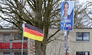 Eine Deutschlandflagge und ein Wahlplakat der AfD-Spitzenkandidatin zur Bundestagswahl in Espelkamp. - Heike von Schulz Eine Deutschlandflagge und ein Wahlplakat der AfD-Spitzenkandidatin zur Bundestagswahl in Espelkamp. - Heike von Schulz