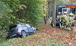 Feuerwehrleute befreiten ein 75-jährige Fahrzeugführerin, nachdem sie zwischen Boke und Verne von der Fahrbahn abgekommen ist, aus ihrem total zerstörten Auto. - Feuerwehr Feuerwehrleute befreiten ein 75-jährige Fahrzeugführerin, nachdem sie zwischen Boke und Verne von der Fahrbahn abgekommen ist, aus ihrem total zerstörten Auto. - Feuerwehr