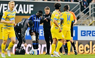 SCP-Angreifer Sirlord Conteh muss in der 67. Minute verletzt vom Platz. Physiotherapeut Jörg Liebeck (l.) und Mannschaftsarzt Lutz Mahlke haben ihm bereits eine Oberschenkel-Bandage verpasst. - Besim Mazhiqi SCP-Angreifer Sirlord Conteh muss in der 67. Minute verletzt vom Platz. Physiotherapeut Jörg Liebeck (l.) und Mannschaftsarzt Lutz Mahlke haben ihm bereits eine Oberschenkel-Bandage verpasst. - Besim Mazhiqi
