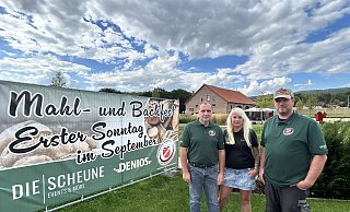 André Haft (v. l.) sowie Jessica und Marco Oberländer sorgen dafür, dass das Dehmer Mahl- und Backfest in diesem Jahr deutlich mehr Programm und Marktstände bietet. - Nicole Sielermann André Haft (v. l.) sowie Jessica und Marco Oberländer sorgen dafür, dass das Dehmer Mahl- und Backfest in diesem Jahr deutlich mehr Programm und Marktstände bietet. - Nicole Sielermann