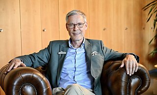 Zieht ins Rheinland zurück: Landrat Sven-Georg Adenauer im Sessel seines Gütersloher Kreishaus-Büros. - Wolfgang Wotke Zieht ins Rheinland zurück: Landrat Sven-Georg Adenauer im Sessel seines Gütersloher Kreishaus-Büros. - Wolfgang Wotke