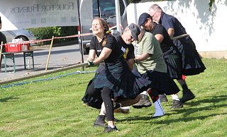 In Steinheim gehen unterhaltsame Highland Games nathlos in ein musikalisches Festivalprogramm auf der Bühne über. Viele Besucher beim Folk-for-Friends-Festival in der Emmerstadt. - Madita Schellenberg In Steinheim gehen unterhaltsame Highland Games nathlos in ein musikalisches Festivalprogramm auf der Bühne über. Viele Besucher beim Folk-for-Friends-Festival in der Emmerstadt. - Madita Schellenberg