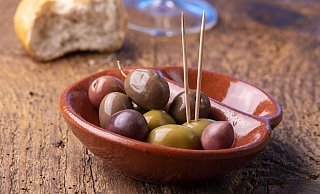 Auch einfach nur ein Glas Wein und ein paar Oliven genießen, soll den Gästen geboten werden. - picture alliance Auch einfach nur ein Glas Wein und ein paar Oliven genießen, soll den Gästen geboten werden. - picture alliance