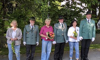 Regenten und Hofstaat von Großenbreden/Kleinenbreden: Birgit und Ludger Leßmann (v. l.), das Königspaar Margot und Bernhard Lütkefend sowie Annette und Frank Ahlemeyer. - Schützen Regenten und Hofstaat von Großenbreden/Kleinenbreden: Birgit und Ludger Leßmann (v. l.), das Königspaar Margot und Bernhard Lütkefend sowie Annette und Frank Ahlemeyer. - Schützen