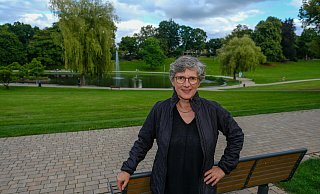Britta Haßelmann, Bundestagsabgeordnete der Grünen, steht im Bürgerpark. Foto: Andreas Zobe - Foto: Andreas Zobe/NW Britta Haßelmann, Bundestagsabgeordnete der Grünen, steht im Bürgerpark. Foto: Andreas Zobe - Foto: Andreas Zobe/NW