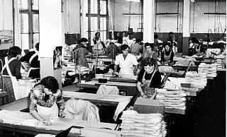 Bügelei: Wie hier bei Elsbach arbeiteten in vielen Bekleidungsbetrieben die Frauen in der Produktion. Fotos: Heese (Kommunalarchiv) - Georg Heese Kommunalarchiv Bügelei: Wie hier bei Elsbach arbeiteten in vielen Bekleidungsbetrieben die Frauen in der Produktion. Fotos: Heese (Kommunalarchiv) - Georg Heese Kommunalarchiv