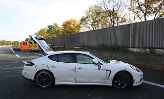 Der geliehene Porsche hat nach dem Unfall nur noch Schrottwert, aber das sollen immerhin noch 20.000 Euro sein. Der Fahrer musste sich Donnerstag vor Gericht verantworten. - Polizei Herford Der geliehene Porsche hat nach dem Unfall nur noch Schrottwert, aber das sollen immerhin noch 20.000 Euro sein. Der Fahrer musste sich Donnerstag vor Gericht verantworten. - Polizei Herford