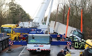 Zwei Schwerlastkräne hoben den verunglückten Lastwagen wieder zurück auf die Straße. Die L 770 war mehrere Stunden voll gesperrt. MT-Fotos: Reckordt Zwei Schwerlastkräne hoben den verunglückten Lastwagen wieder zurück auf die Straße. Die L 770 war mehrere Stunden voll gesperrt. MT-Fotos: Reckordt