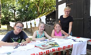 Finn (12), Yuna (9) und Enie (8) bemalen ihre T-Shirts. Mehrere Kinder haben ihre Arbeit schon beendet, ihre Hemden hängen dekorativ auf der Leine. Jana Spanke (r.) ist mit mit dem küstlerischen Einsatz rundumzufrieden. - Heidi Froreich Finn (12), Yuna (9) und Enie (8) bemalen ihre T-Shirts. Mehrere Kinder haben ihre Arbeit schon beendet, ihre Hemden hängen dekorativ auf der Leine. Jana Spanke (r.) ist mit mit dem küstlerischen Einsatz rundumzufrieden. - Heidi Froreich