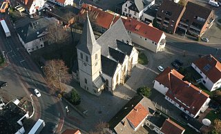 Der Pr. Oldendorfer Kirchplatz heute: Er war einst einer der wichtigsten Umschlagplätze für Vieh in der Umgebung. Der Kirchhof ist heute noch von einem sichtbaren Häuserring, den sogenannten „Kirchhöfern“, umgeben. - Karl Wilhelm Finke Der Pr. Oldendorfer Kirchplatz heute: Er war einst einer der wichtigsten Umschlagplätze für Vieh in der Umgebung. Der Kirchhof ist heute noch von einem sichtbaren Häuserring, den sogenannten „Kirchhöfern“, umgeben. - Karl Wilhelm Finke
