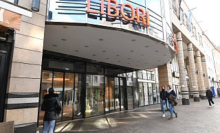Die Libori-Galerie in Paderborn hat neue Türen bekommen. Auch drinnen soll sich demnächst etwas verändern. - Lena Henning Die Libori-Galerie in Paderborn hat neue Türen bekommen. Auch drinnen soll sich demnächst etwas verändern. - Lena Henning