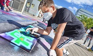 Dorian kam aus Gütersloh an den Kesselbrink. Er sprayt den Schriftzug "Fate" (Schicksal) auf ein Brett. - Barbara Franke Dorian kam aus Gütersloh an den Kesselbrink. Er sprayt den Schriftzug "Fate" (Schicksal) auf ein Brett. - Barbara Franke