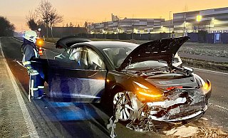 Bei einem Frontalzusammenstoß auf der Borchener Straße zwischen einem Tesla und einem Mini wurden drei Insassen verletzt. - Ralph Meyer Bei einem Frontalzusammenstoß auf der Borchener Straße zwischen einem Tesla und einem Mini wurden drei Insassen verletzt. - Ralph Meyer