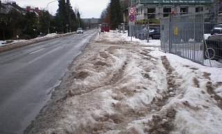Durch den Schnee und das einsetzende Tauwetter sind die schmalen Wege links und rechts der Brockhagener Straße für Fußgänger kaum zu benutzen. - Elke Struck Durch den Schnee und das einsetzende Tauwetter sind die schmalen Wege links und rechts der Brockhagener Straße für Fußgänger kaum zu benutzen. - Elke Struck