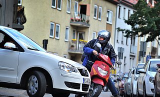 Symbolbild: Beinahe wäre es am Samstag zu einer Frontalkollision zwischen Roller und Pkw gekommen. - Andreas Fruecht Symbolbild: Beinahe wäre es am Samstag zu einer Frontalkollision zwischen Roller und Pkw gekommen. - Andreas Fruecht