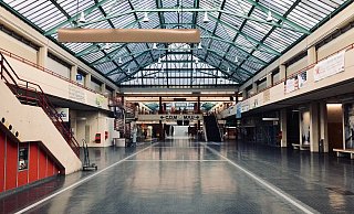 Ungewöhnliches Bild zum Semesterstart: die leere Unihalle. Nur in Ausnahmefällen dürfen die Universitätsgebäude aktuell betreten werden. - Universität Bielefeld/ J. Kopp Ungewöhnliches Bild zum Semesterstart: die leere Unihalle. Nur in Ausnahmefällen dürfen die Universitätsgebäude aktuell betreten werden. - Universität Bielefeld/ J. Kopp