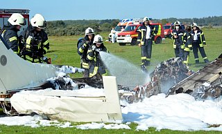 Die Cessna aus Bielefeld geriet nach dem Absturz in Brand und musste von der Feuerwehr gelöscht werden. - Picture alliance / dpa Die Cessna aus Bielefeld geriet nach dem Absturz in Brand und musste von der Feuerwehr gelöscht werden. - Picture alliance / dpa