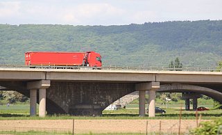 Die Weserflutbrücke der Autobahn 2 in Bad Oeynhausen muss noch enmal repariert werden. Es ist der dritte Versuch in drei Jahren, das Bauweerk instandzusetzen. - Ulf Hanke Die Weserflutbrücke der Autobahn 2 in Bad Oeynhausen muss noch enmal repariert werden. Es ist der dritte Versuch in drei Jahren, das Bauweerk instandzusetzen. - Ulf Hanke
