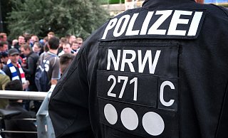 Rund um das Spitzenspiel Arminia gegen Stuttgart musste die Polizei zweimal gegen Fans vorgehen. - Symbolfoto: Andreas Frücht Rund um das Spitzenspiel Arminia gegen Stuttgart musste die Polizei zweimal gegen Fans vorgehen. - Symbolfoto: Andreas Frücht