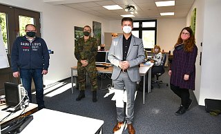 Landrat Michael Stickeln begrüßt das Team der Kontaktpersonennachverfolgung im neuen Gebäude der Kreiserwaltung. - Kreis Höxter Landrat Michael Stickeln begrüßt das Team der Kontaktpersonennachverfolgung im neuen Gebäude der Kreiserwaltung. - Kreis Höxter