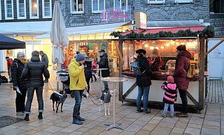 Kurz nach Öffnung des Weihnachtsmarktes am Mittwochnachmittag waren erst wenige Menschen in der Lübbecker Innenstadt unterwegs. Auch hier am Eierpunsch-Stand mussten die Besucher ihr Bändchen vorzeigen. - Michael Grundmeier Kurz nach Öffnung des Weihnachtsmarktes am Mittwochnachmittag waren erst wenige Menschen in der Lübbecker Innenstadt unterwegs. Auch hier am Eierpunsch-Stand mussten die Besucher ihr Bändchen vorzeigen. - Michael Grundmeier