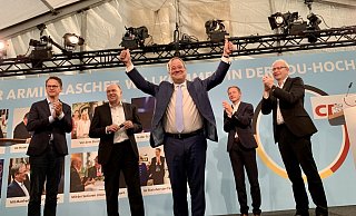Nach seiner rund 30-minütigen Rede wird Armin Laschet (M.) im Festzelt bejubelt. Auch Bundestagsabgeordneter Carsten Linnemann (v. l.), CDU-Kreischef Christoph Rüther, und die Landtagsabgeordneten Daniel Sieveke und Bernhard Hoppe-Biermeyer klatschen mit. - Jens Reddeker Nach seiner rund 30-minütigen Rede wird Armin Laschet (M.) im Festzelt bejubelt. Auch Bundestagsabgeordneter Carsten Linnemann (v. l.), CDU-Kreischef Christoph Rüther, und die Landtagsabgeordneten Daniel Sieveke und Bernhard Hoppe-Biermeyer klatschen mit. - Jens Reddeker