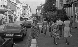 Im Juli 1976 konnte die Autos zumindest in der oberen Klosterstraße noch direkt vor den Geschäften vorfahren. Wäre das wieder eine Option für die Zukunft? - NW Archiv Im Juli 1976 konnte die Autos zumindest in der oberen Klosterstraße noch direkt vor den Geschäften vorfahren. Wäre das wieder eine Option für die Zukunft? - NW Archiv