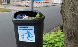 Teilweise müssen die öffentlichen Mülleimer des ASP - hier am Tegelweg - derzeit täglich geleert werden, so viel Müll werden die Menschen weg. - Anastasia von Fugler Teilweise müssen die öffentlichen Mülleimer des ASP - hier am Tegelweg - derzeit täglich geleert werden, so viel Müll werden die Menschen weg. - Anastasia von Fugler
