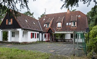 Vor dem Fichteheim haben zuletzt Jugendliche Fußball gespielt. Doch das ist Jahre her. Seitdem steht das marode Gebäude in Bielefeld leer. - Joerg Dieckmann Vor dem Fichteheim haben zuletzt Jugendliche Fußball gespielt. Doch das ist Jahre her. Seitdem steht das marode Gebäude in Bielefeld leer. - Joerg Dieckmann