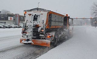 Die Räumfahrzeuge befreien unermüdlich die Straßen vom Schnee, so wie hier in Gütersloh auf der Berliner Straße. - Irja Most Die Räumfahrzeuge befreien unermüdlich die Straßen vom Schnee, so wie hier in Gütersloh auf der Berliner Straße. - Irja Most