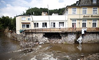 Das Hochwasser hat große Schäden angerichtet - hier in der Innenstadt von Schleiden-Gemünd in der Eifel. - picture alliance / photothek Das Hochwasser hat große Schäden angerichtet - hier in der Innenstadt von Schleiden-Gemünd in der Eifel. - picture alliance / photothek