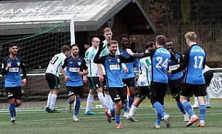 Kunstschütze: Umut Uyanik (Bildmitte) hat soeben mit einem Schlenzer in den Winkel den Herforder Führungstreffer besorgt. Julian-Norbert Czaja (Nr .17) und Pascal Widdecke (Nr. 24) sind die ersten Gratulanten. - Stefan Hageböke Kunstschütze: Umut Uyanik (Bildmitte) hat soeben mit einem Schlenzer in den Winkel den Herforder Führungstreffer besorgt. Julian-Norbert Czaja (Nr .17) und Pascal Widdecke (Nr. 24) sind die ersten Gratulanten. - Stefan Hageböke