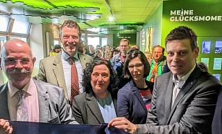 Der stellvertretende Bürgermeister Detlef Gehle, Marcus Graf von Oeynhausen-Sierstorpff, Touristik-Chefin Andrea Gründer, Projektleiterin Nicola Krause, und der Beigeordnete Michael Scholle freuen sich über die Eröffnung der Moorerlebniswelt. - Burkhard Battran Der stellvertretende Bürgermeister Detlef Gehle, Marcus Graf von Oeynhausen-Sierstorpff, Touristik-Chefin Andrea Gründer, Projektleiterin Nicola Krause, und der Beigeordnete Michael Scholle freuen sich über die Eröffnung der Moorerlebniswelt. - Burkhard Battran