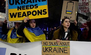 Die Ukraine ist bisher auf US-Militärhilfe im Kampf um ihr Bestehen im russischen Angriffskrieg angewiesen. (Archivbild) - Czarek Sokolowski/AP/dpa Die Ukraine ist bisher auf US-Militärhilfe im Kampf um ihr Bestehen im russischen Angriffskrieg angewiesen. (Archivbild) - Czarek Sokolowski/AP/dpa