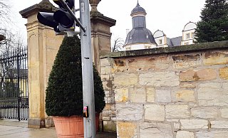 Der neue Radar-Taster der Firma RTB aus Bad Lippspringe erkennt, wenn sich zu Fuß Gehende dem Taster frontal nähern und fordert dann automatisch Grün an. - Stadt Paderborn Der neue Radar-Taster der Firma RTB aus Bad Lippspringe erkennt, wenn sich zu Fuß Gehende dem Taster frontal nähern und fordert dann automatisch Grün an. - Stadt Paderborn