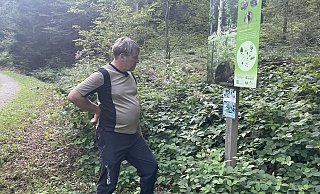 Ralf S. betrachtet ein Schild an der Wanderstrecke im Schwarzwald, wo seine Tochter vor vier Jahren verschwand. - Kabel Eins Ralf S. betrachtet ein Schild an der Wanderstrecke im Schwarzwald, wo seine Tochter vor vier Jahren verschwand. - Kabel Eins