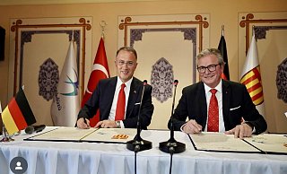 Paderborns Bürgermeister Michael Dreier (r.) und Beylikdüzüs Bürgermeister Mehmet Murat Çalık haben Ende Oktober offiziell die Städtefreundschaft der beiden Städte besiegelt. - Stadt Paderborn Paderborns Bürgermeister Michael Dreier (r.) und Beylikdüzüs Bürgermeister Mehmet Murat Çalık haben Ende Oktober offiziell die Städtefreundschaft der beiden Städte besiegelt. - Stadt Paderborn