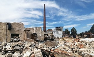 Fünf Monate nach dem Großbrand, der am Bosfelder Weg/Georg-Nolte-Weg einen Industriekomplex zerstört hat, zeigt sich dort noch immer ein Bild der Verwüstung. - Marion Pokorra-Brockschmidt Fünf Monate nach dem Großbrand, der am Bosfelder Weg/Georg-Nolte-Weg einen Industriekomplex zerstört hat, zeigt sich dort noch immer ein Bild der Verwüstung. - Marion Pokorra-Brockschmidt