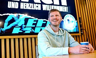 Gut gelaunt vor seinem Abschiedsspiel: Fabian Klos (36) kehrt noch ein letztes Mal auf den Alm-Rasen zurück. - Barbara Franke Gut gelaunt vor seinem Abschiedsspiel: Fabian Klos (36) kehrt noch ein letztes Mal auf den Alm-Rasen zurück. - Barbara Franke