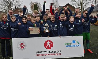 Die D-Junioren des FC Gütersloh bejubeln den Sieg im Kreispokal-Finale gegen den SC Wiedenbrück. Doppeltorschütze Joshua Oghie präsentiert den Pokal. - Uwe Caspar Die D-Junioren des FC Gütersloh bejubeln den Sieg im Kreispokal-Finale gegen den SC Wiedenbrück. Doppeltorschütze Joshua Oghie präsentiert den Pokal. - Uwe Caspar