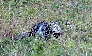 Der Löhner rutschte mit seiner Maschine einen Abhang hinunter. Dort blieb seine Suzuki im Grün liegen. - Foto: Polizei Minden-Lübbecke Der Löhner rutschte mit seiner Maschine einen Abhang hinunter. Dort blieb seine Suzuki im Grün liegen. - Foto: Polizei Minden-Lübbecke