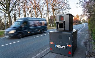 „Vielleicht wären einige Verkehrstote noch am Leben, wenn überhöhte Geschwindigkeit in unserer Gedankenwelt nicht mehr als Kavaliersdelikt verharmlost werden würde." Blitzer Moneypenny sorgte zwischenzeitlich auf der Münsterlandstraße für Tempo 70. - Hartmut Salzmann „Vielleicht wären einige Verkehrstote noch am Leben, wenn überhöhte Geschwindigkeit in unserer Gedankenwelt nicht mehr als Kavaliersdelikt verharmlost werden würde." Blitzer Moneypenny sorgte zwischenzeitlich auf der Münsterlandstraße für Tempo 70. - Hartmut Salzmann